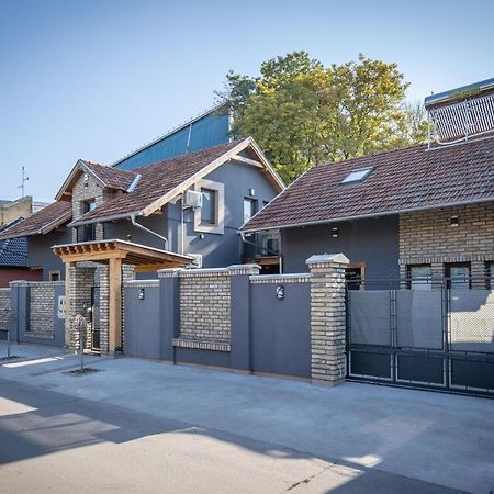 Gray Brick Apartment ซูโบติกา ภายนอก รูปภาพ