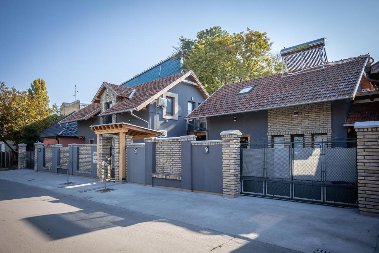 Gray Brick Apartment ซูโบติกา ภายนอก รูปภาพ