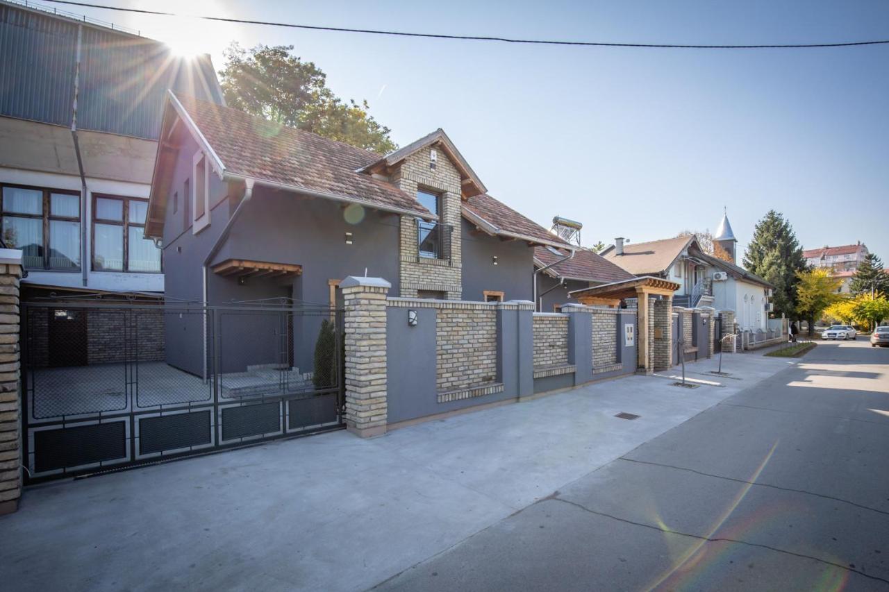 Gray Brick Apartment ซูโบติกา ภายนอก รูปภาพ