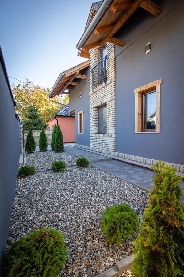 Gray Brick Apartment ซูโบติกา ภายนอก รูปภาพ